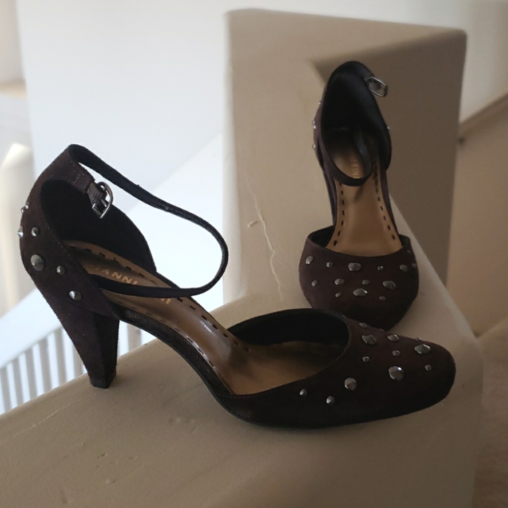 Closed toe heels